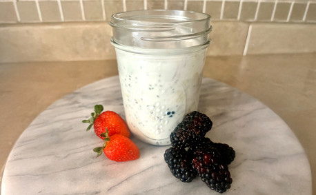 mixed berry overnight oats