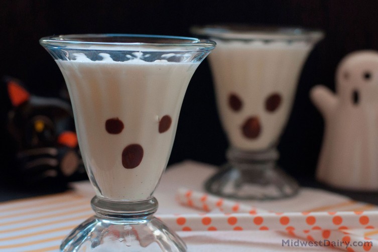 Spooky Ghost Milkshakes, recipe and photo by Midwest Dairy!